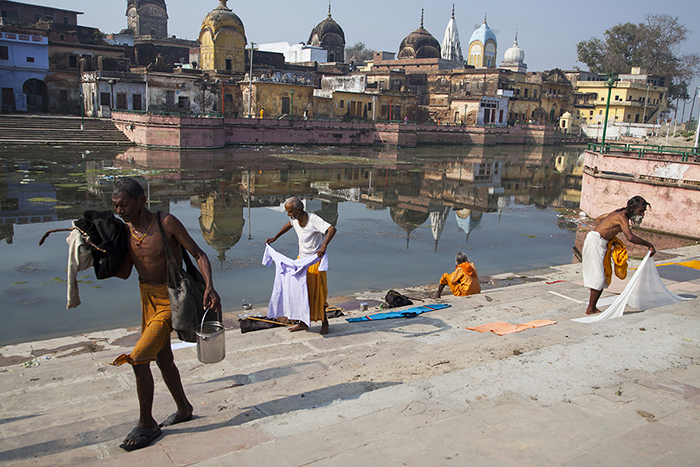 In 1992 verwoestten 150.000 hindoes de Babri-moskee in het Indiase Ayodhya, omdat die op de geboorteplek van de goddelijke Rama zou staan. Dit religieus vandalisme bracht de hindoe-nationalisten hun huidige parlementaire meerderheid.